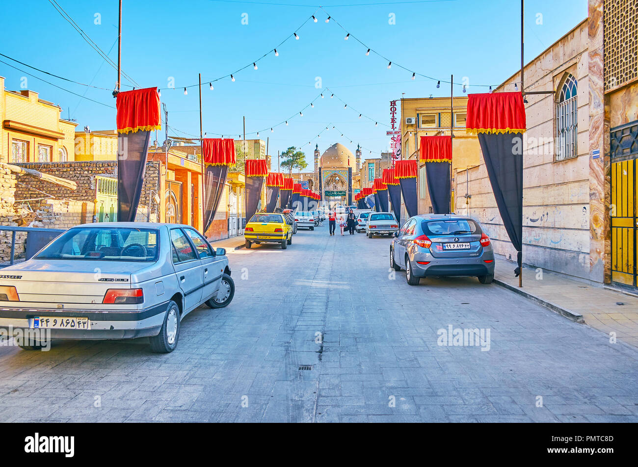 KASHAN, IRAN - 22 ottobre 2017: la strada, decorate con lanterne e Muharram bandiere, conduce all'Agha Bozorg Moschea - il grande complesso islamico i Foto Stock