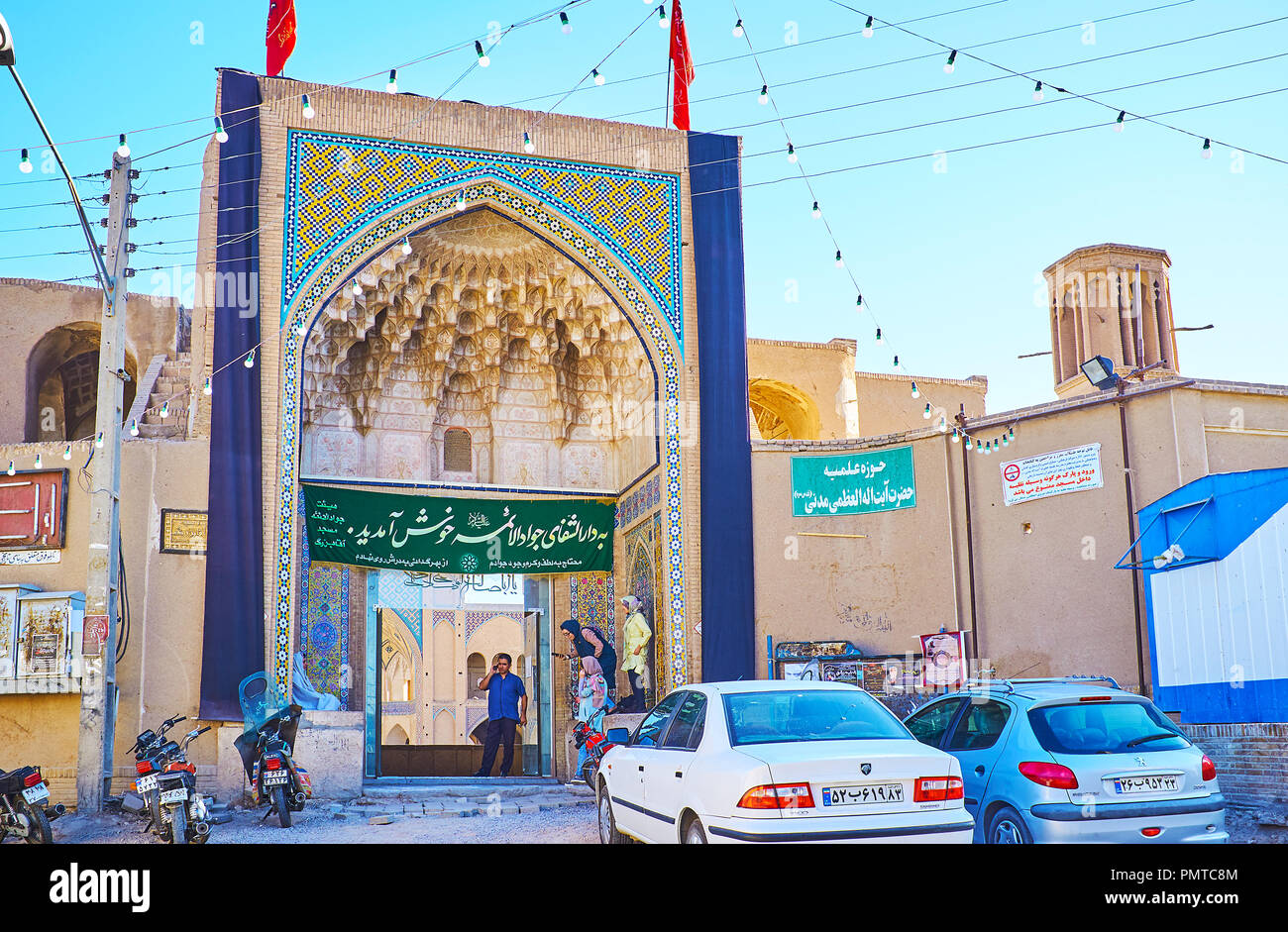 KASHAN, IRAN - 22 ottobre 2017: La scenic iwan (portale) di Agha Bozorg moschea con belle tilework e gesso scolpito muqarnas decorazione in arco, su Foto Stock