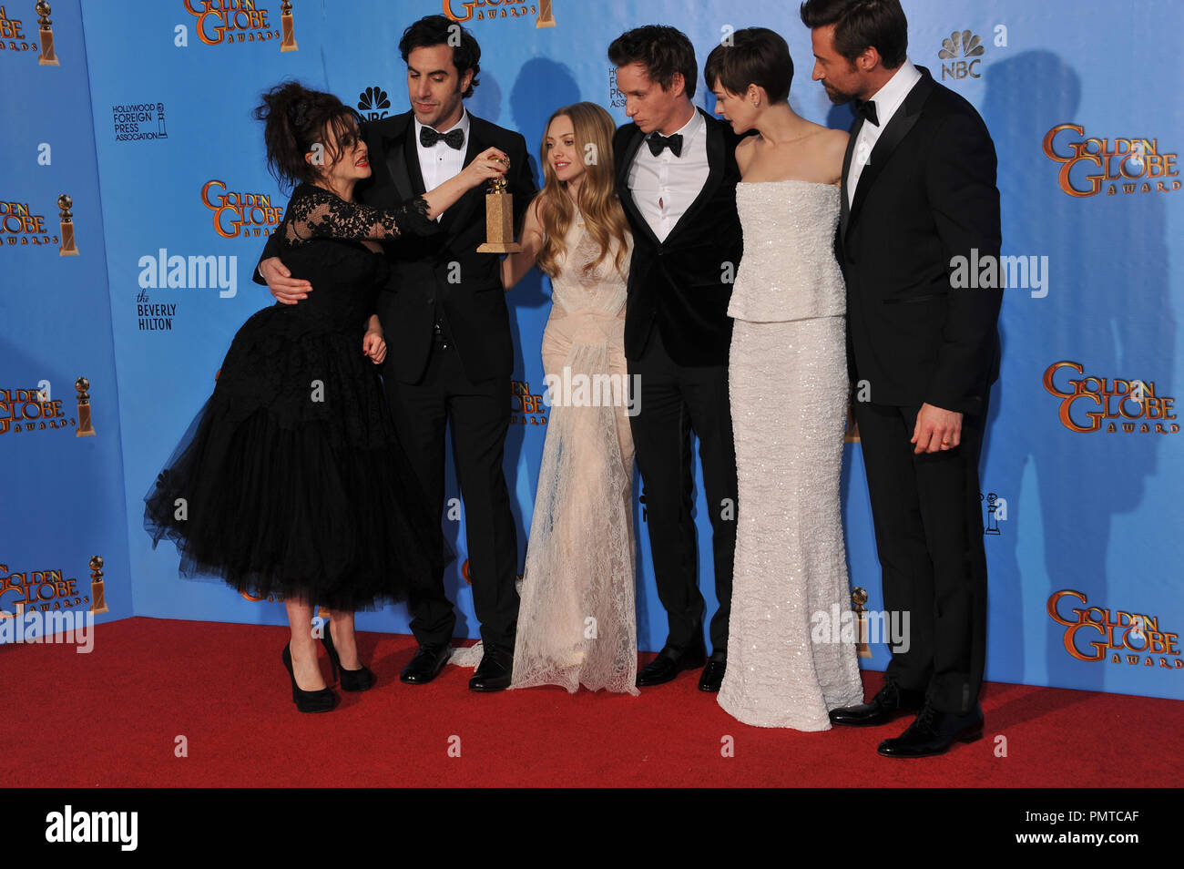 Stelle di Les Miserables (LtoR): Helena Bonham-Carter, Sacha Baron Cohen, Amanda Seyfried, Eddie Redmayne, Anne Hathaway & Hugh Jackman al settantesimo Golden Globe Awards presso il Beverly Hilton Hotel. Gennaio 13, 2013 Beverly Hills, CA Foto di CCR / PictureLux Foto Stock