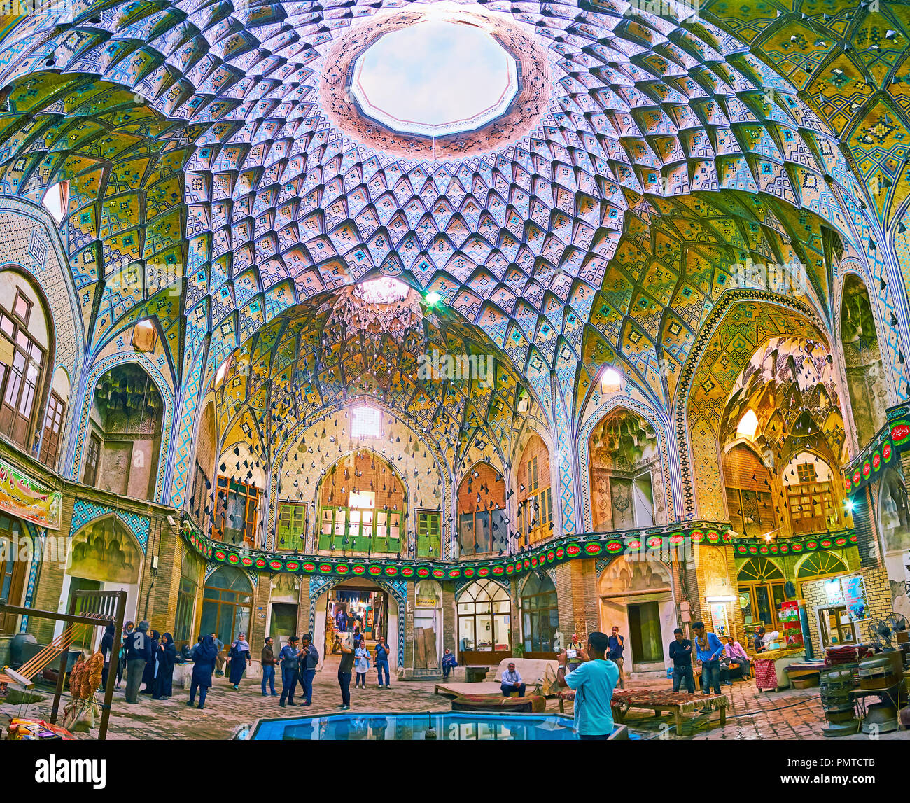 KASHAN, IRAN - 22 ottobre 2017: lo splendore di Aminoddole Caravanserai (Timche-ye Amin od-Dowleh) - l'esempio unico di Persiano medievale architetto Foto Stock