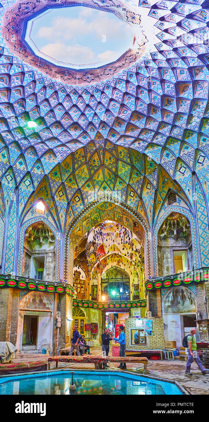 KASHAN, IRAN - 22 ottobre 2017: Il intericate interno di Aminoddole Caravanserai (Timche-ye Amin od-Dowleh) - il biglietto da visita della città e del suo me Foto Stock