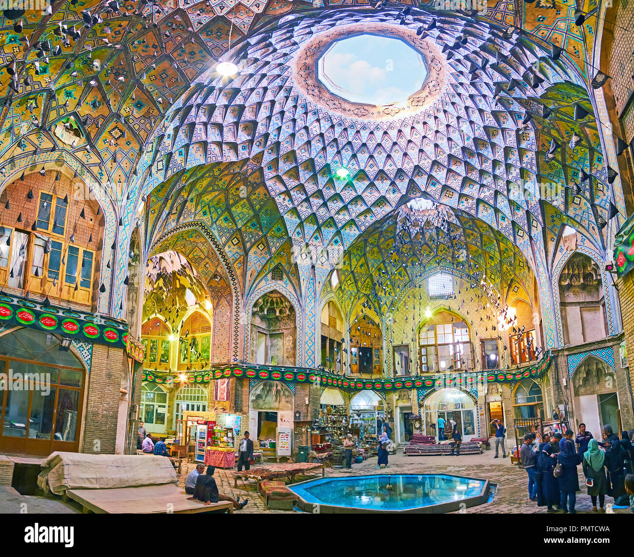KASHAN, IRAN - 22 ottobre 2017: Medievale Aminoddole Caravanserai (Timche-ye Amin od-Dowleh) è posto migliore per esplorare architettura persiana e unico Foto Stock
