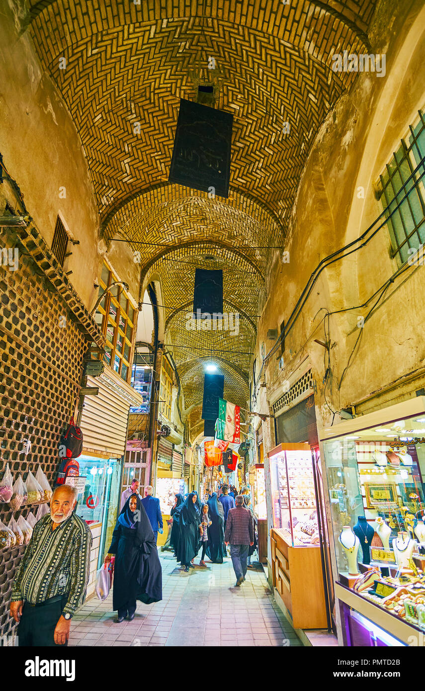 KASHAN, IRAN - 22 ottobre 2017: Lo stretto corridoio affollato di gioielli dipartimento di Grand Bazaar con illuminazione showboxes di negozi locali, nel mese di ottobre Foto Stock