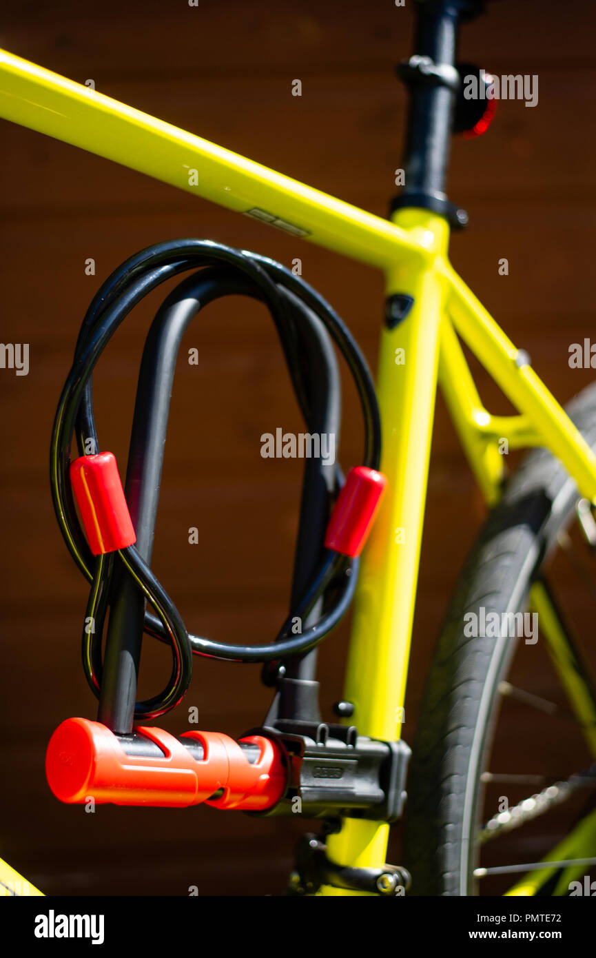 Bicicletta con telaio montato U blocco e cavo. Foto Stock