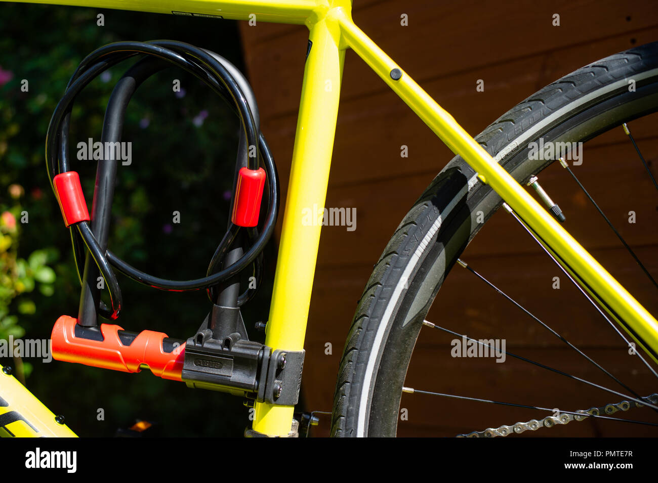 Bicicletta con telaio montato U blocco e cavo. Foto Stock