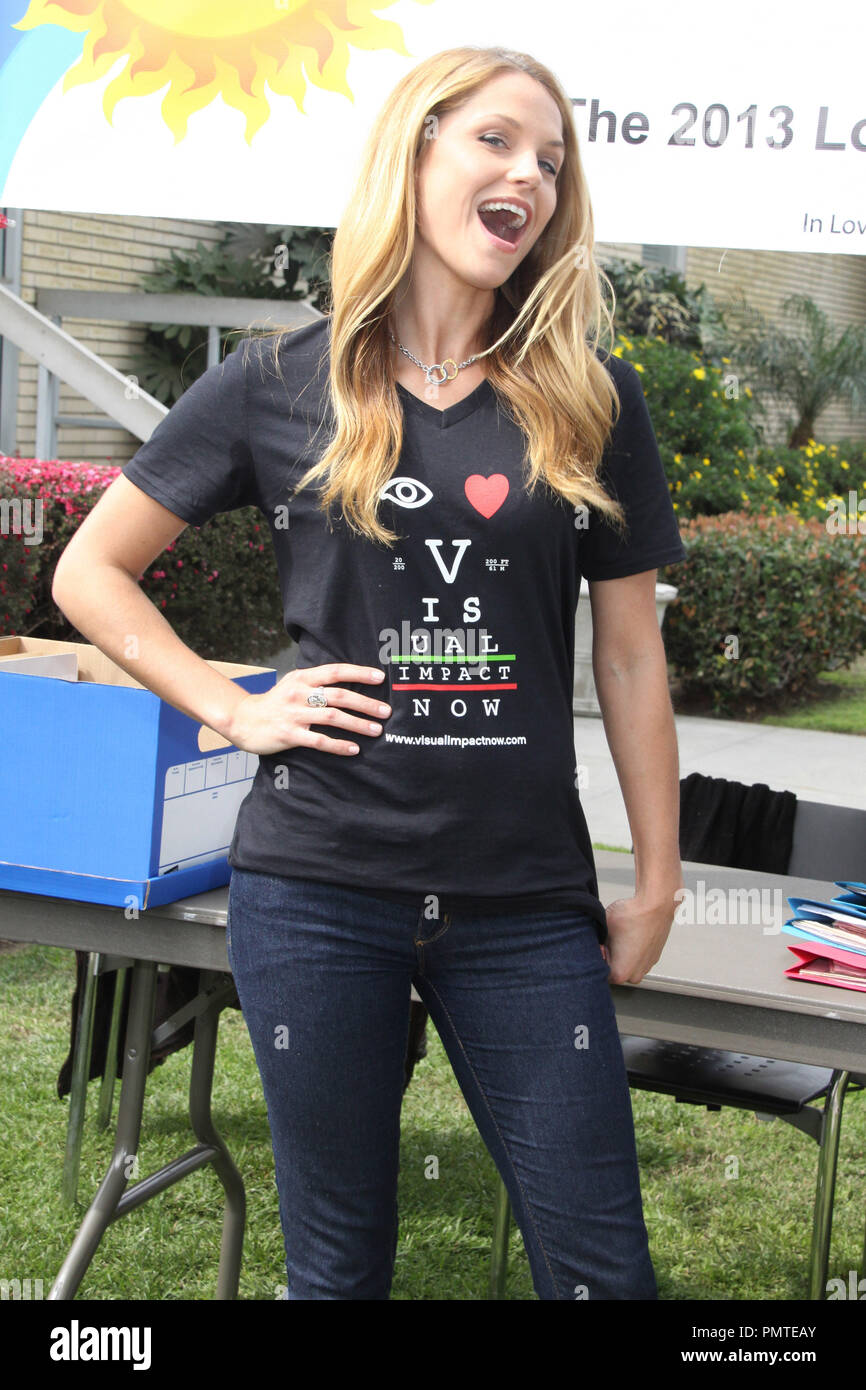 Ellen Hollman 03/20/2013 "2013 Impatto visivo ora' evento di beneficenza con 'Spartacus: Guerra dei dannati' Cast volontario svoltasi a impatto visivo ora Clinica Oculistica, Los Angeles Science Center di Los Angeles, CA Foto di Hanako Sato / HNW / PictureLux Foto Stock