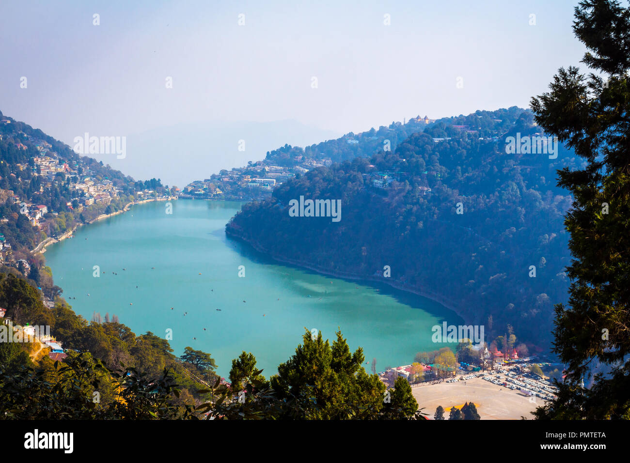 Città Nainital, Uttarakhand, Asia. Il luogo è noto anche come "Città dei laghi". Nainital è stato visitato da migliaia di viaggiatori e turisti ogni sì Foto Stock