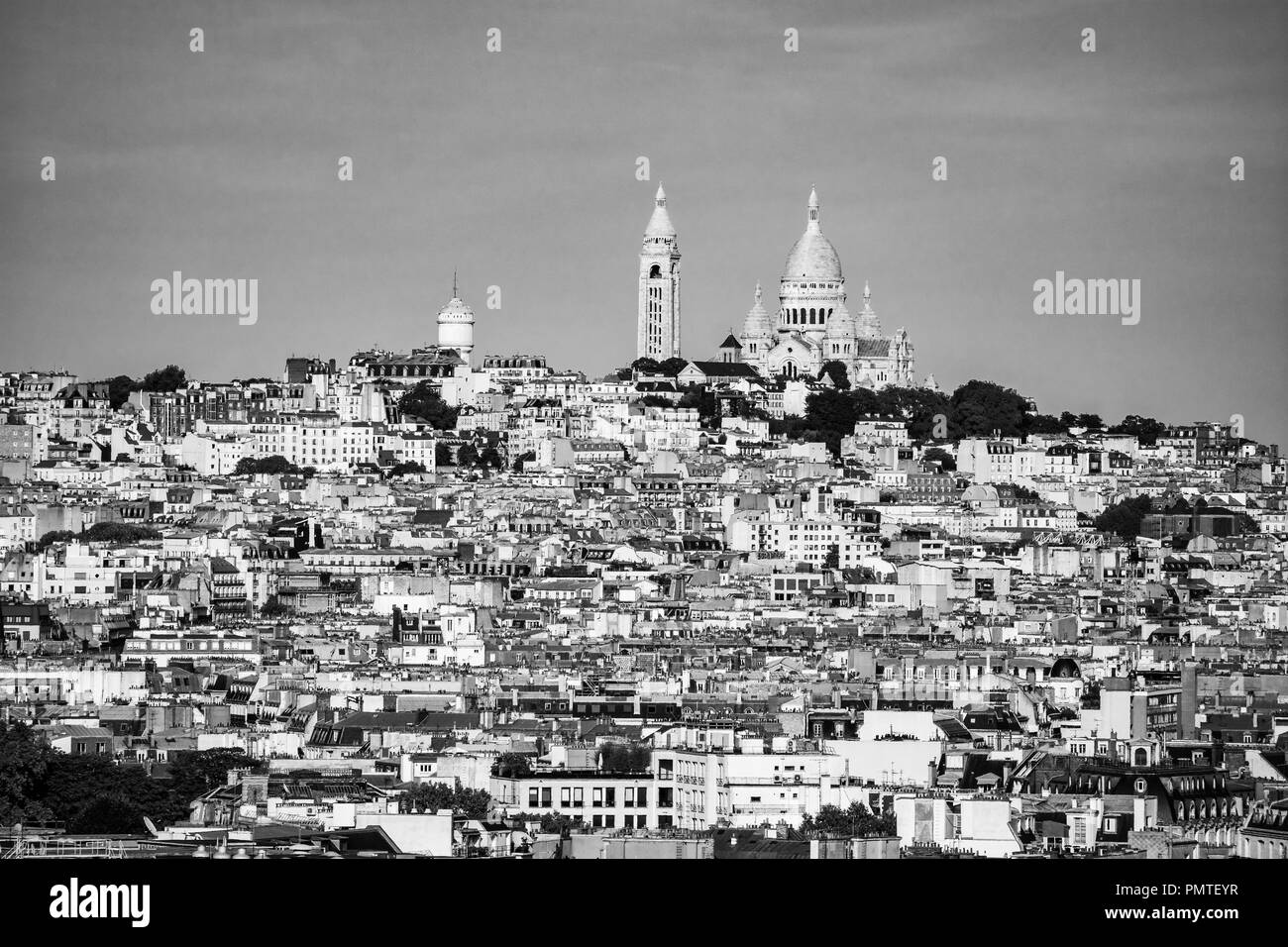 Parigi, Francia, cityscape vista collina di Montmartre con il bianco a cupola del Sacré-Coeur basilica Foto Stock