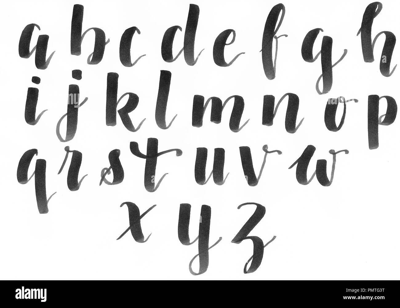 Scritte a mano, moderno alfabeto di calligrafia in nero su un foglio di carta bianca, scritto con un font personali Foto Stock