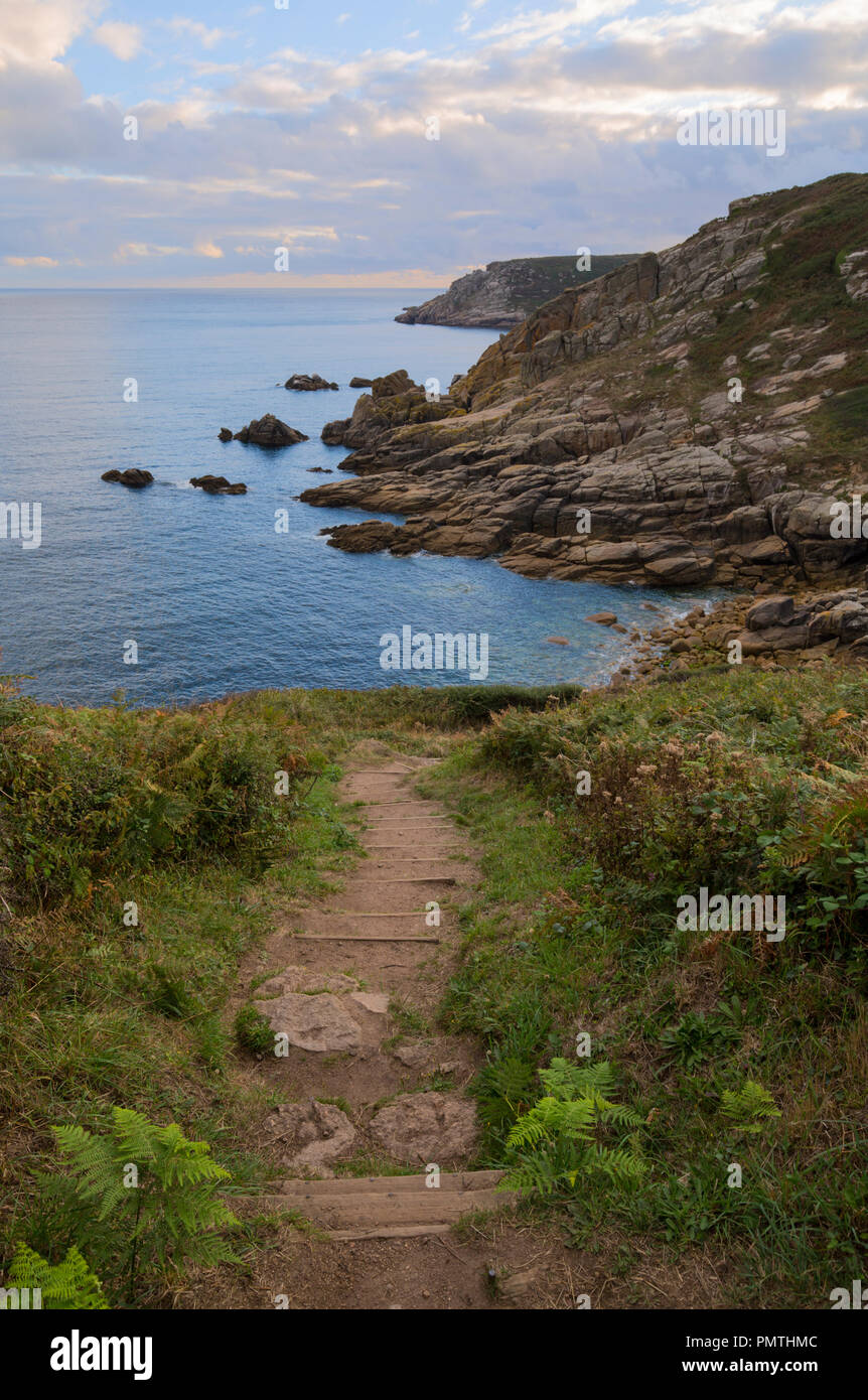 Passi sulla via costiera che conducono in basso verso Porthguarnon Cove nel West Cornwall. Foto Stock