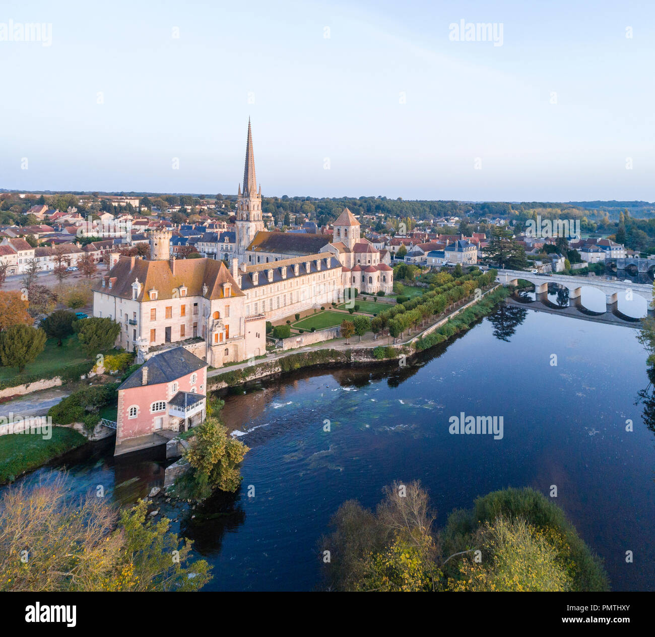 Francia, Vienne, Saint Savin sur Gartempe, Saint Savin chiesa abbaziale elencati come patrimonio mondiale dall' UNESCO e Gartempe fiume (vista aerea) // Francia, vien Foto Stock