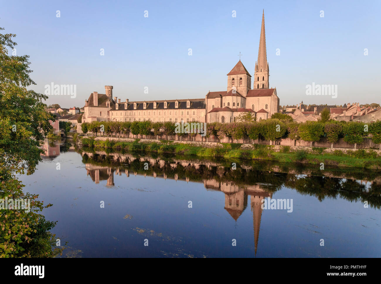 Francia, Vienne, Saint Savin sur Gartempe, Saint Savin chiesa abbaziale elencati come patrimonio mondiale dall' UNESCO e Gartempe fiume // Francia, Vienne (86), San Foto Stock