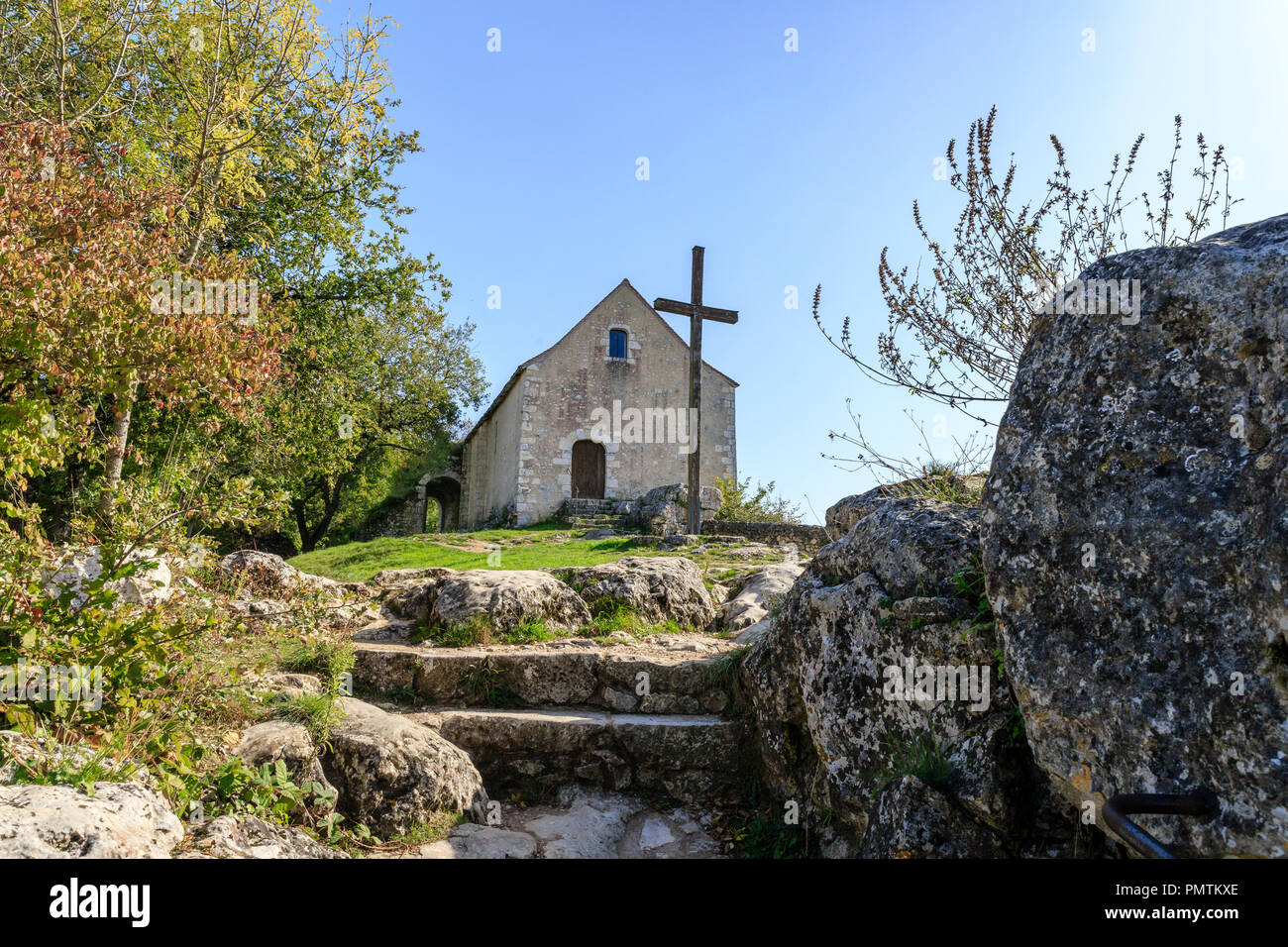 Francia, Vienne, angoli sur l'Anglin, etichettati Les Plus Beaux Villages de France (i più bei villaggi di Francia), una scalinata che conduce al calv Foto Stock
