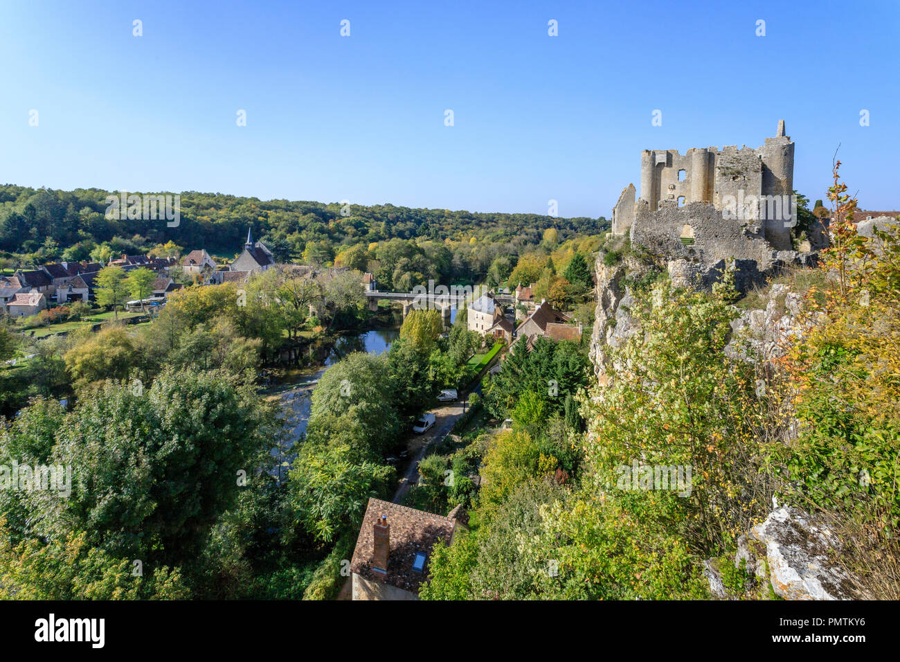 Francia, Vienne, angoli sur l'Anglin, etichettati Les Plus Beaux Villages de France (i più bei villaggi di Francia), le rovine del castello overlooki Foto Stock