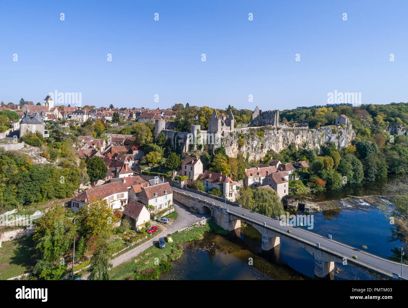 Francia, Vienne, angoli sur l'Anglin, etichettati Les Plus Beaux Villages de France (i più bei villaggi di Francia), le rovine del castello overlooki Foto Stock