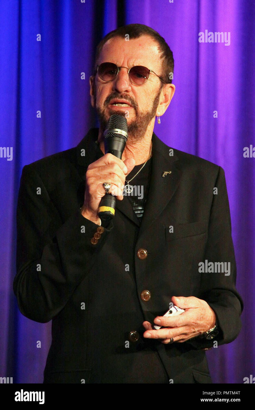 Ringo Starr 06/11/2013 "Ringo: Peace & Love' anteprima mostra tenutasi al Grammy Museum di Los Angeles, CA Foto di Izumi Hasegawa / HNW / PictureLux Foto Stock