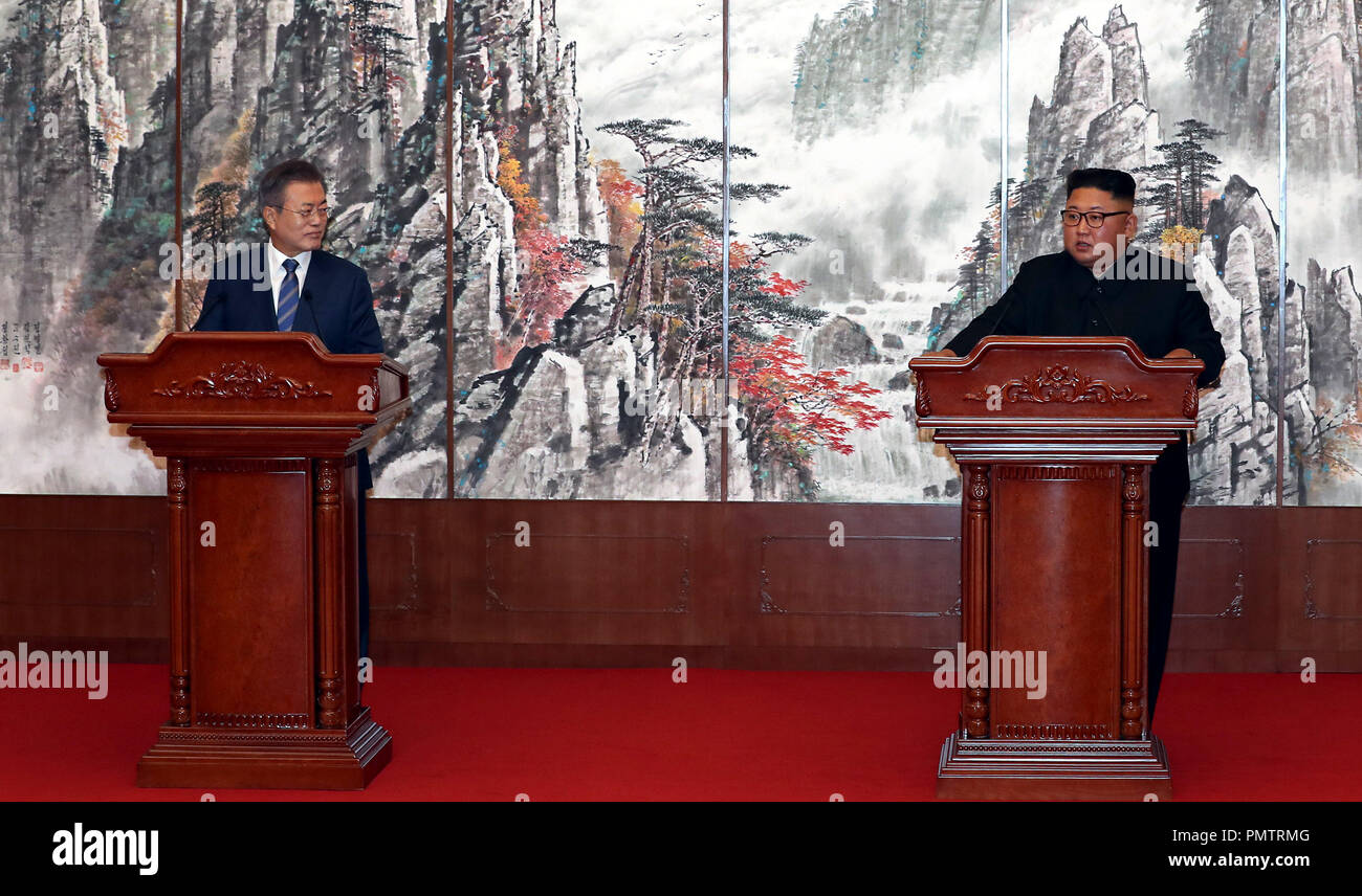 Pyeongyang, la Corea del Nord. Xix Sep, 2018. Il Presidente sud coreano MOON JAE-IN e leader della Corea del nord Kim Jong-ONU tenere una conferenza stampa congiunta dopo il secondo round di colloqui del vertice a stato Paekhwawon Guesthouse a Pyongyang. Kim ha ribadito il suo impegno a favore di un nucleare nella penisola coreana e ha promesso di visitare Seoul. Luna detto le due Coree hanno concordato su fasi specifiche per denuclearization. Credito: ZUMA Press, Inc./Alamy Live News Foto Stock