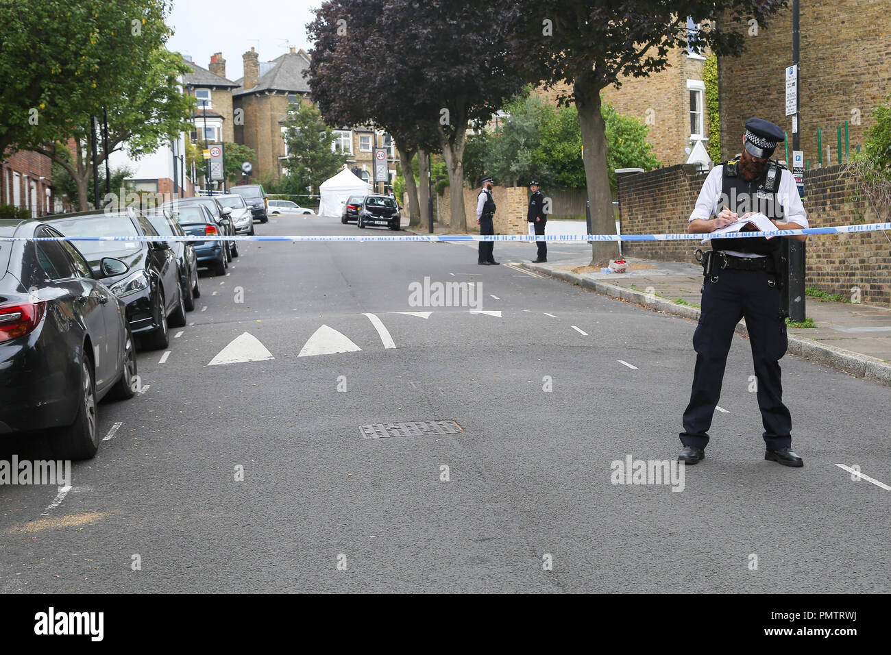 Tufnell Park, Islington, Londra Nord. Regno Unito . 19 Sett 2018 - una tenda di polizia presso la scena in Corinne Road, Brecknock off road. Un assassinio di inchiesta è stata avviata dopo un 25-anno-vecchio uomo è stato pugnalato a morte a Tufnell Park, Islington, Londra Nord. Forze di polizia sono chiamati a 9.27pm Martedì 18 Settembre alle relazioni dell'uomo pugnalato su Corinne Road, in Tufnell Park. Gli ufficiali hanno dato l'uomo prima gli aiuti e i paramedici dal London Ambulance Service frequentato, anche se egli non ha potuto essere salvato. La Metropolitan Police ha detto che è stato dichiarato morto in scena a 10.07pm. Credito: Dinendra Haria/Alamy Live News Foto Stock