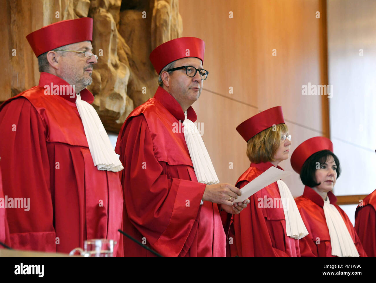 19 settembre 2018, Baden-Wuerttemberg, Karlsruhe: il secondo Senato della Corte costituzionale federale, (l-r) Peter M. Huber, Presidente Andreas Voßkuhle, Monika Hermanns e Sibylle Kessal-Wulf, pronunciare il verdetto sul censimento 2011. Foto: Uli Deck/dpa Foto Stock