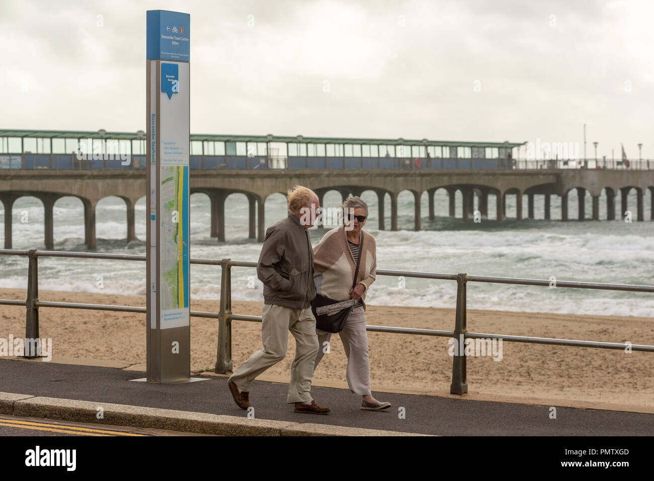 Boscombe, Bournemouth Dorset, Inghilterra, Regno Unito, settembre 2018, meteo: Tempesta Ali, la prima denominata tempesta dell'autunno, porta il forte vento con raffiche fino a oltre 50mph fino alla costa sud nel primo pomeriggio. Un giovane a piedi lungo la passeggiata sono soffiata dal vento. Foto Stock