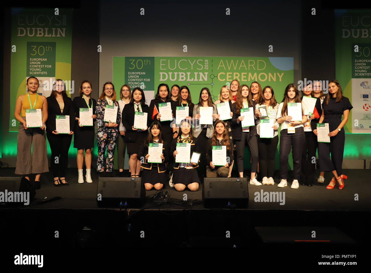 Dublino. Xix Sep, 2018. Femmina i vincitori del premio del trentesimo Concorso europeo per giovani scienziati (EUCYS) posano per una foto di gruppo alla cerimonia di premiazione a Dublino, Irlanda, Sett. 18, 2018. Credito: Xinhua/Alamy Live News Foto Stock