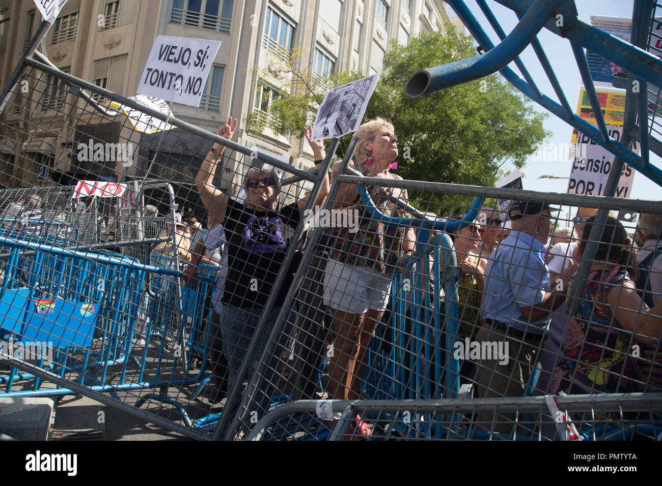 Madrid, Spagna. Xix Sep, 2018. Manifestanti hanno visto dietro le spalle durante la protesta.protesta per pensioni dignitose e richiedendo l'aumento essere modificato secondo l'indice dei prezzi al consumo, il CPI Credit: Lito Lizana/SOPA Immagini/ZUMA filo/Alamy Live News Foto Stock