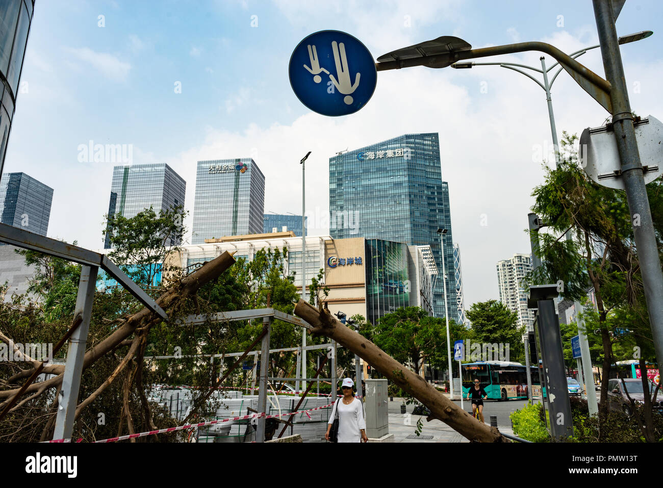 Capovolto danneggiato segno, Typhoon Mangkhut hits Shenzhen, nella provincia di Guangdong in Cina meridionale. Foto Stock