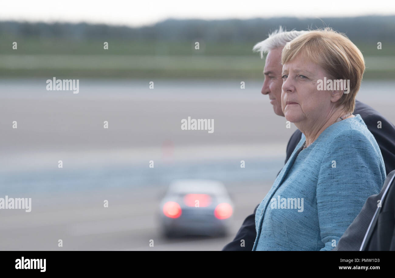 19 settembre 2018, Baden-Wuerttemberg, Immendingen: Thomas Strobl (CDU), il ministro degli Interni del Baden-Württemberg, e il Cancelliere tedesco Angela Merkel (CDU) Starò su una piattaforma quando la società del nuovo test e Technology Center si apre. Foto: Marijan Murat/dpa Foto Stock