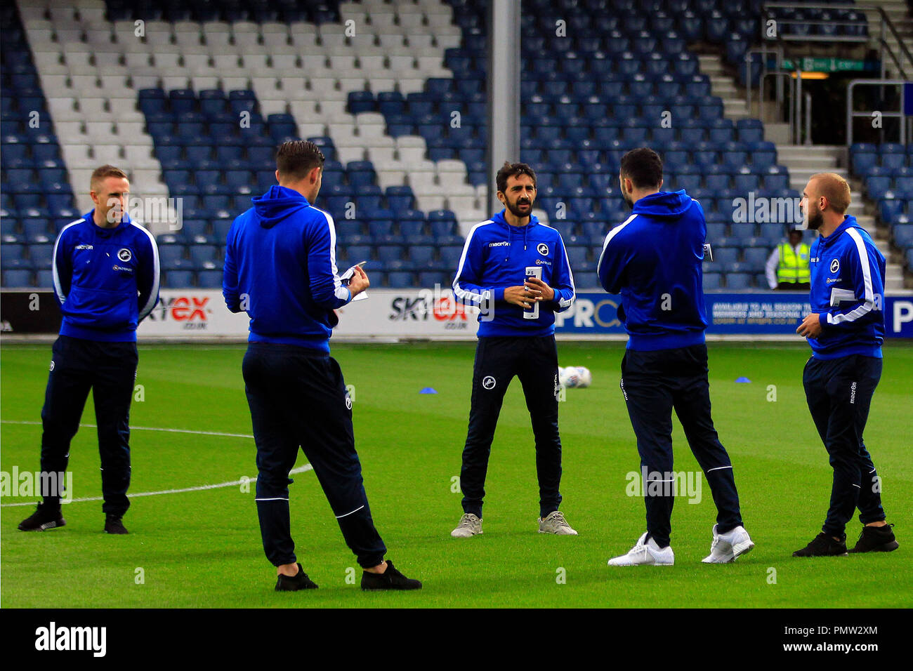 Londra, Regno Unito. 19 settembre 2018. Millwall giocatori si mescolano sul passo come si guardano intorno il terreno prima di kick off. EFL Skybet partita in campionato, Queens Park Rangers v Millwall a Loftus Road Stadium di Londra Mercoledì 19 Settembre 2018. Questa immagine può essere utilizzata solo per scopi editoriali. Solo uso editoriale, è richiesta una licenza per uso commerciale. Nessun uso in scommesse, giochi o un singolo giocatore/club/league pubblicazioni. pic da Steffan Bowen/Andrew Orchard fotografia sportiva/Alamy Live news Foto Stock