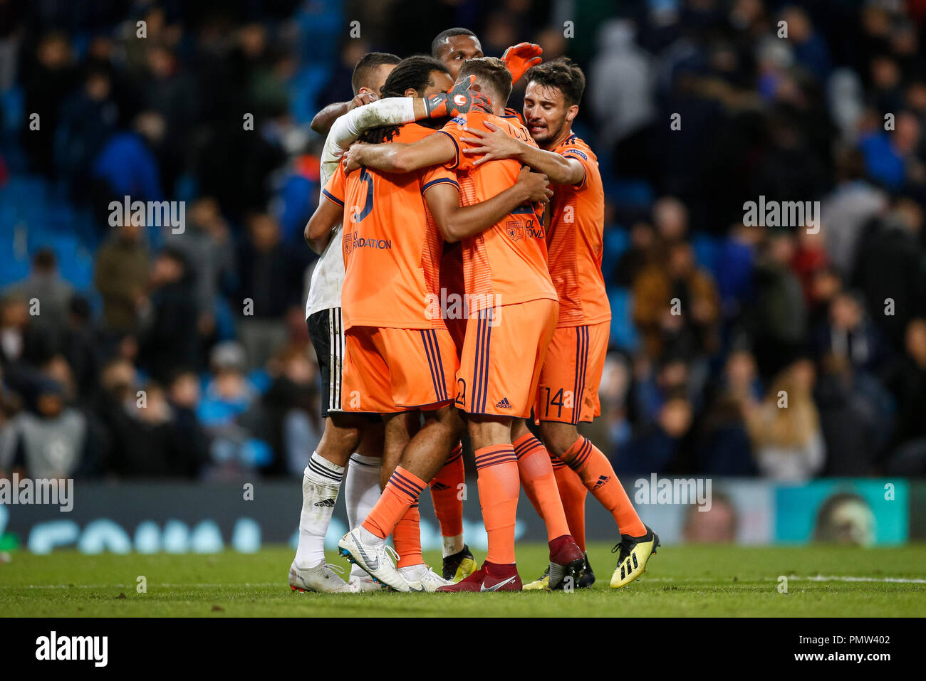 Manchester, Regno Unito. 19 settembre 2018. Lione celebrare dopo la UEFA Champions League Group F match tra Manchester City e Lione al Etihad Stadium il 19 settembre 2018 a Manchester in Inghilterra. (Foto di Daniel Chesterton/phcimages.com) Credit: Immagini di PHC/Alamy Live News Foto Stock