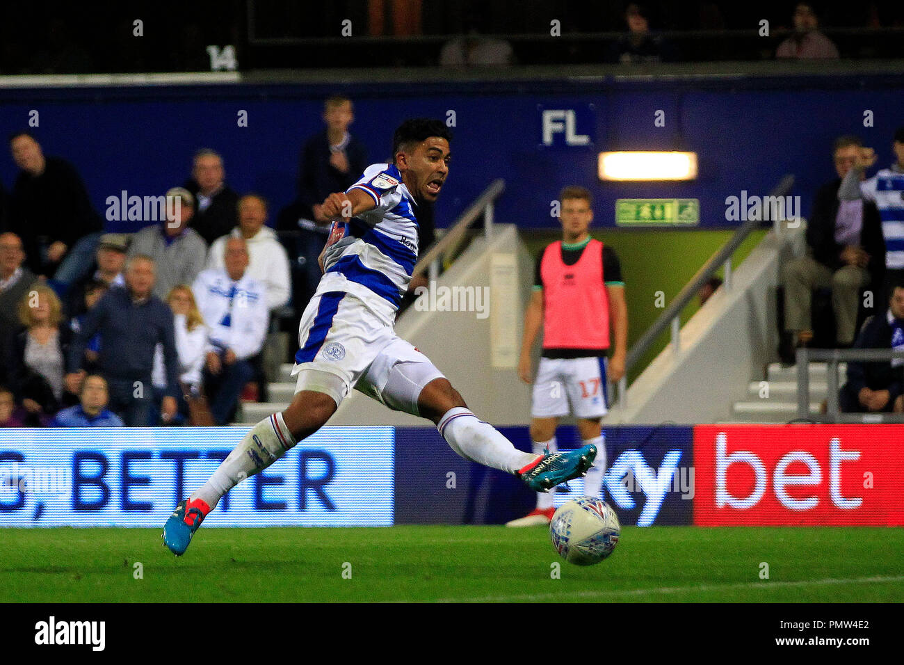 Londra, Regno Unito. 19 settembre 2018. Massimo Luongo di Queens Park Rangers prende un colpo all'obiettivo. PEFL Skybet partita in campionato, Queens Park Rangers v Millwall a Loftus Road Stadium di Londra Mercoledì 19 Settembre 2018. Questa immagine può essere utilizzata solo per scopi editoriali. Solo uso editoriale, è richiesta una licenza per uso commerciale. Nessun uso in scommesse, giochi o un singolo giocatore/club/league pubblicazioni. pic da Steffan Bowen/Andrew Orchard fotografia sportiva/Alamy Live news Foto Stock