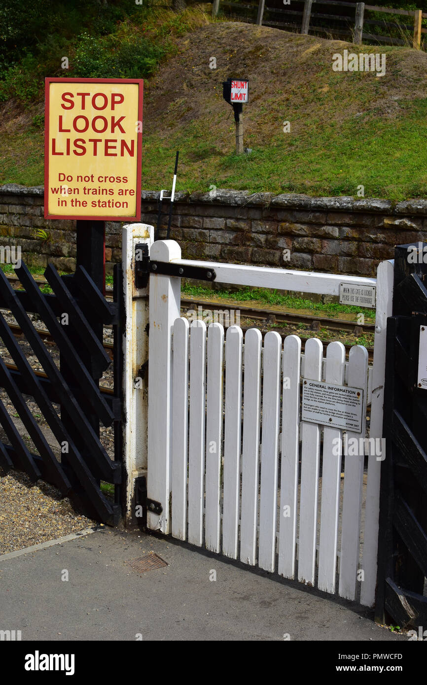 Livello pedonale crossing presso la stazione di Goathland sulla North Yorkshire Moors Railway Regno Unito Foto Stock