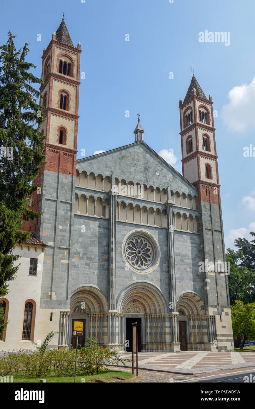 La Basilica di Sant'Andrea a Vercelli che fu costruita tra il 1219 e 1227. L'abbazia è uno stile gotico, uno dei primi in Italia, fusi con Lomb Foto Stock