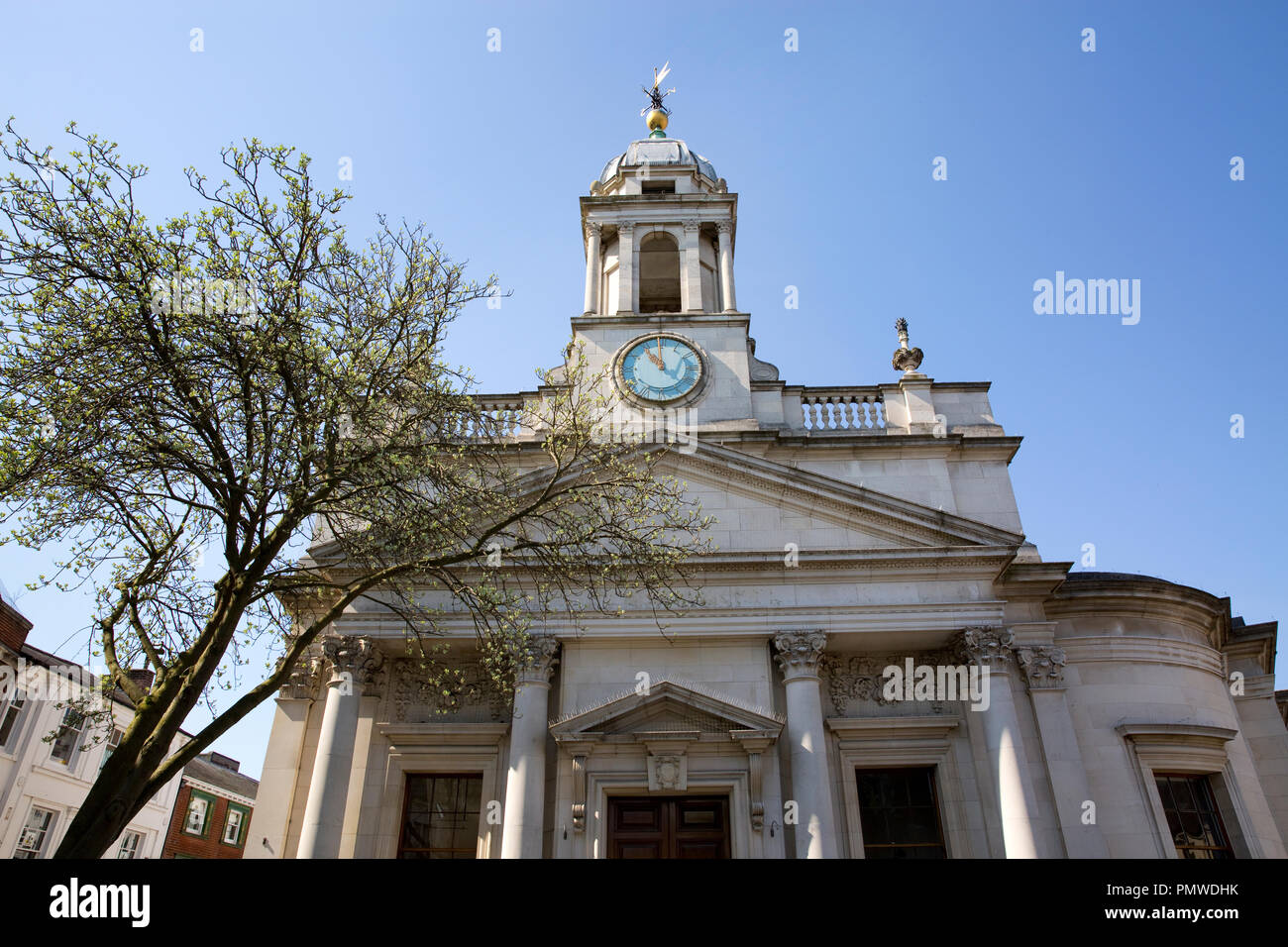Il sito di ex National Westminster Bank filiale, con Blu-clock di fronte a London Street, nella principale area dello shopping di Norwich, Norfolk Foto Stock