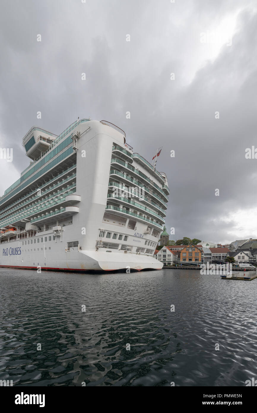 Il gigantesco P&O NAVE DA CROCIERA Azura nel piccolo porto di Stavanger in Norvegia. Di gran lunga al di fuori il dimensionamento dei locali di edifici. Emozionante e terribili in scala. Foto Stock