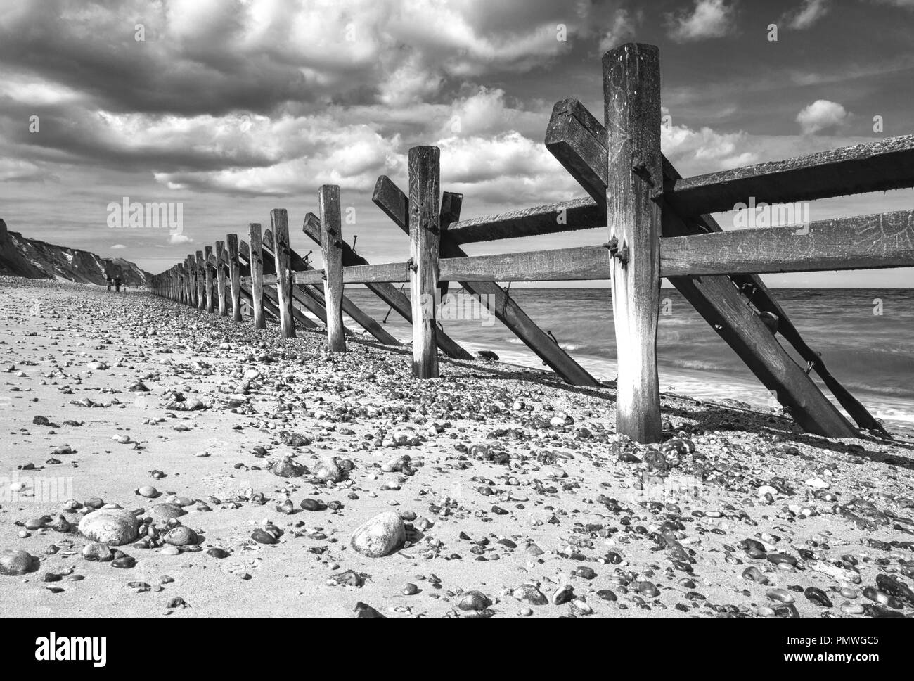 Pennelli in legno e revetments su West Runton Beach, a nord di Norfolk, East Anglia, REGNO UNITO Foto Stock