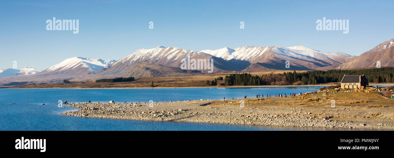 Vista sul pittoresco Lago Tekapo con il suo colore blu speciale. Lago Tekapo è sull'Isola del Sud della Nuova Zelanda, il distretto di Mackenzie, Canterbury. Foto Stock