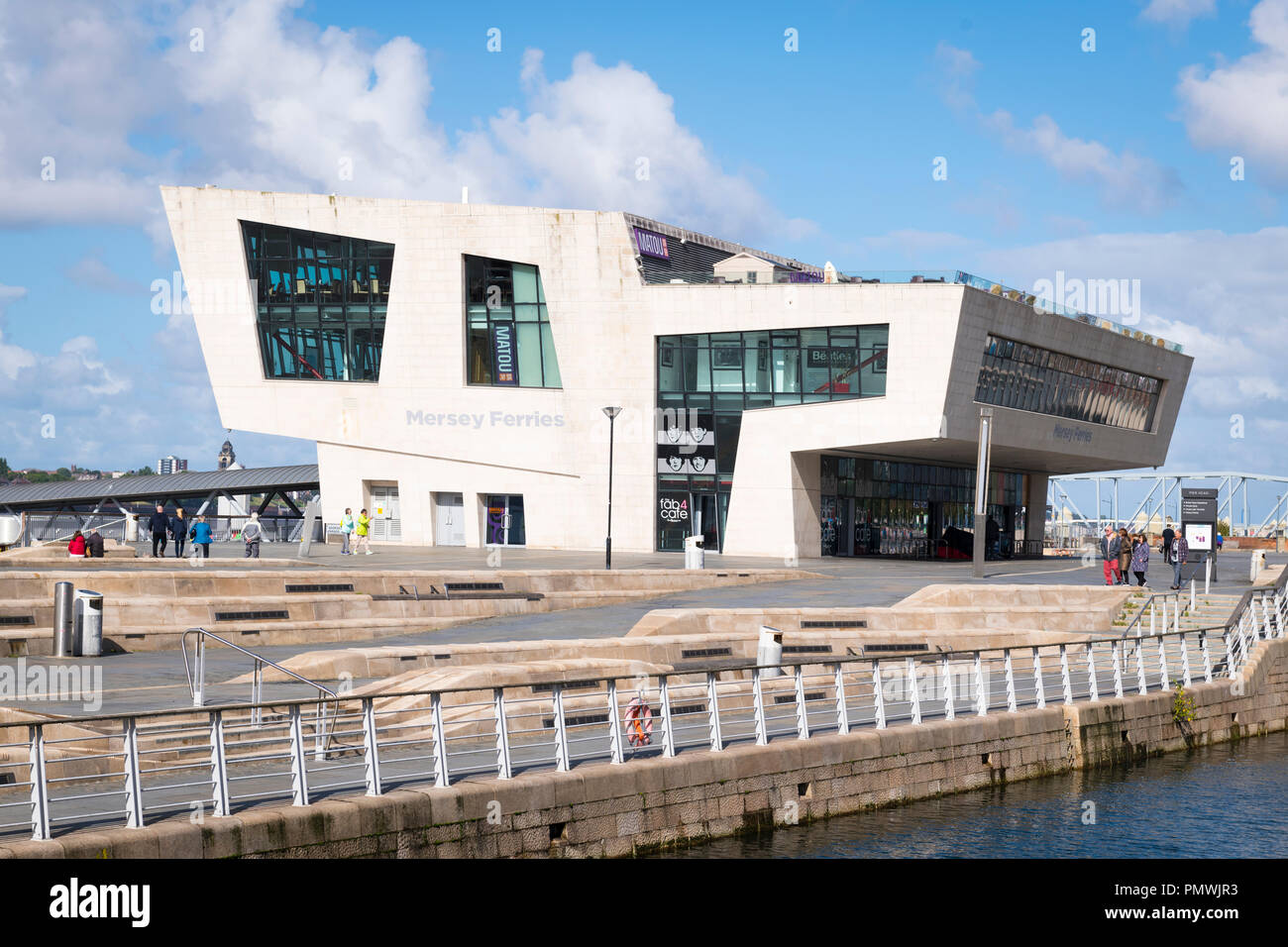 Liverpool Merseyside Pier Head iconica contemporaneo moderno costruito a tale scopo Mersey Ferries Terminal Foto Stock