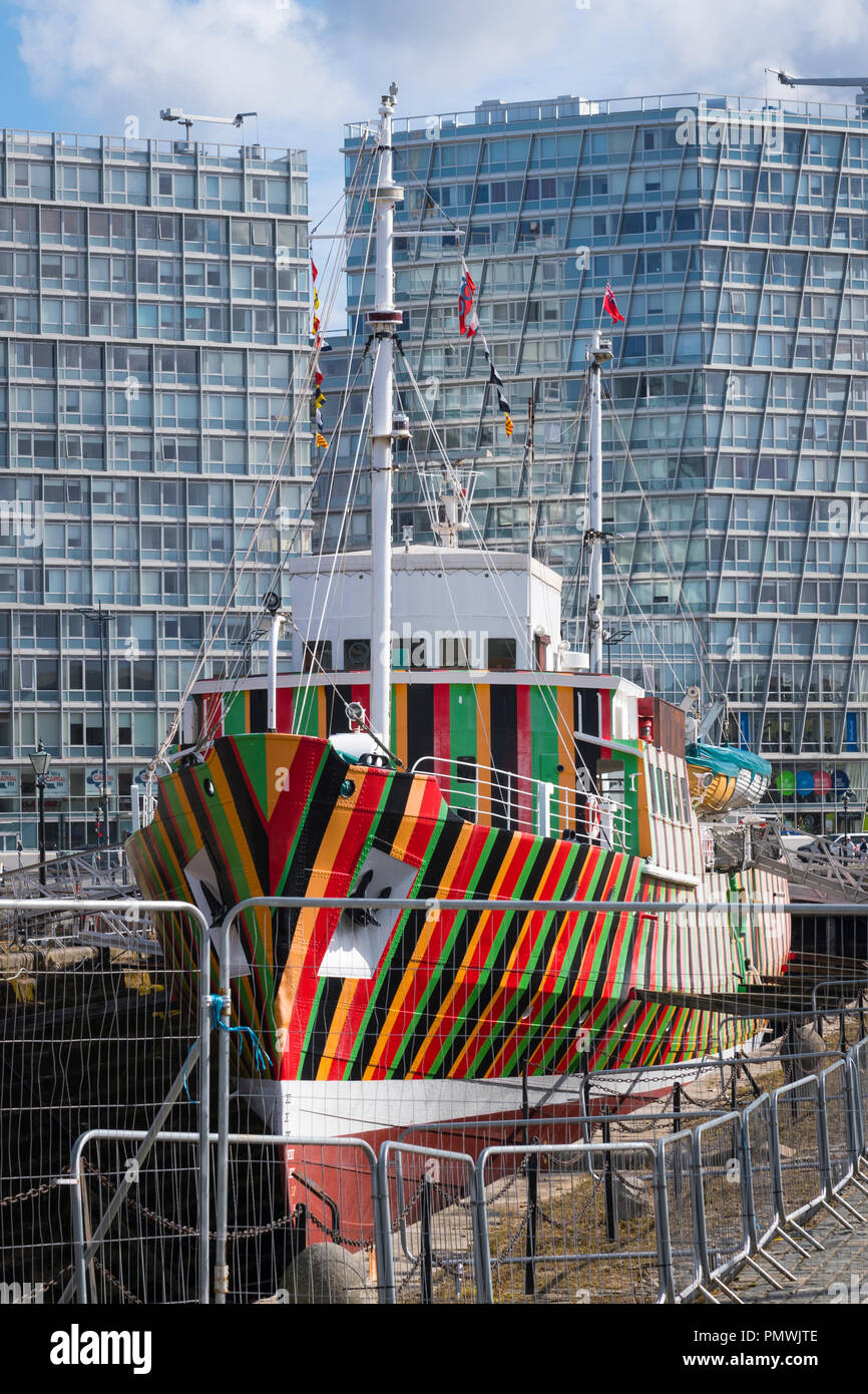 Liverpool Canning Dock Fresa pilota n. 2 1953 Edmund giardiniere a strisce colorate dock secco Maritime Museum bandiere bandierine moderni uffici contemporanei Foto Stock