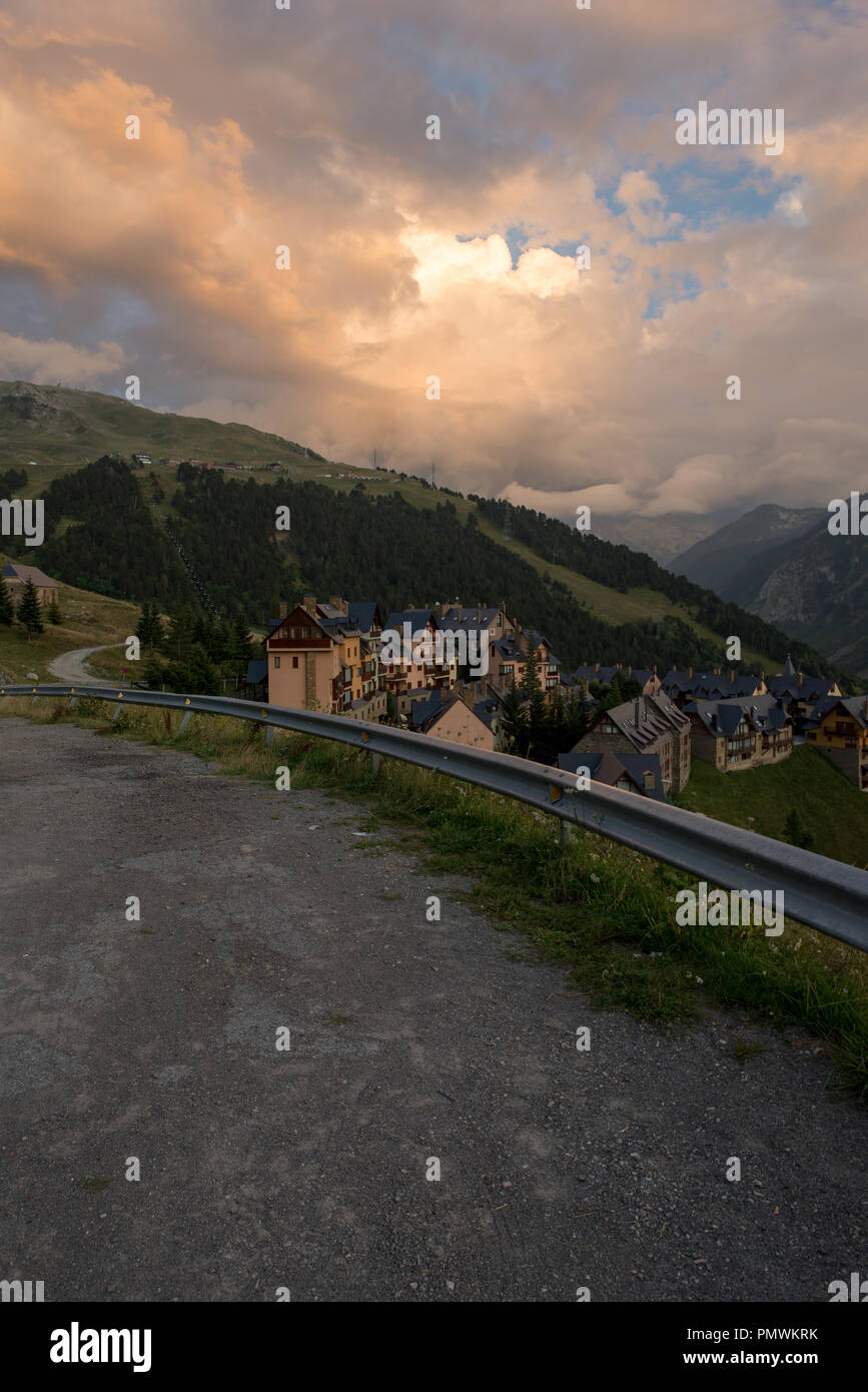 Le case di un villaggio di montagna al tramonto, Valle de Aran, Spagna Foto Stock