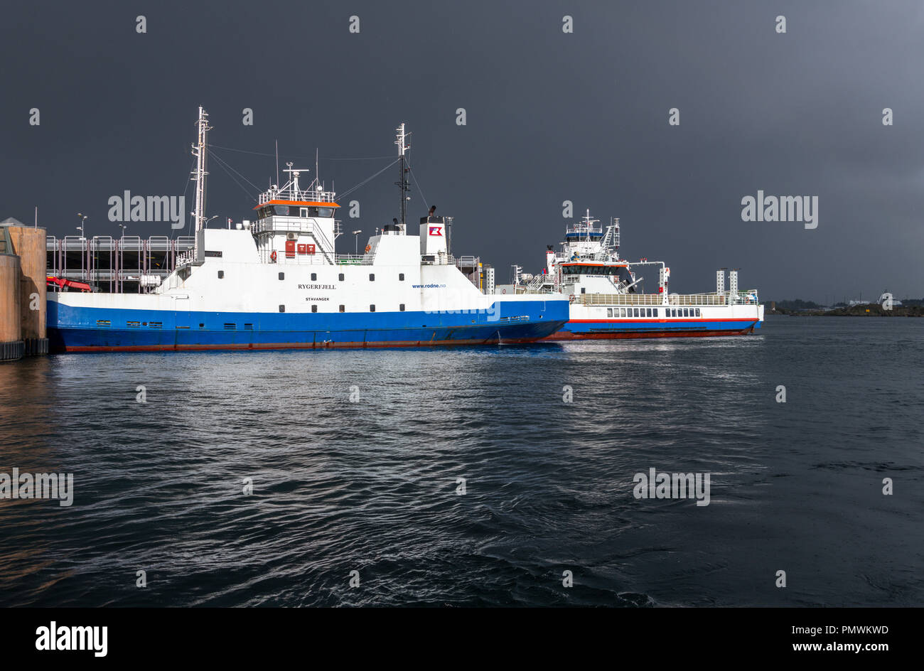 Il Fjord nave da crociera Rygerfjell pronto a lasciare il dock in Stavanger, Norvegia. Molto buio cielo guarda minacciosa però. Foto Stock