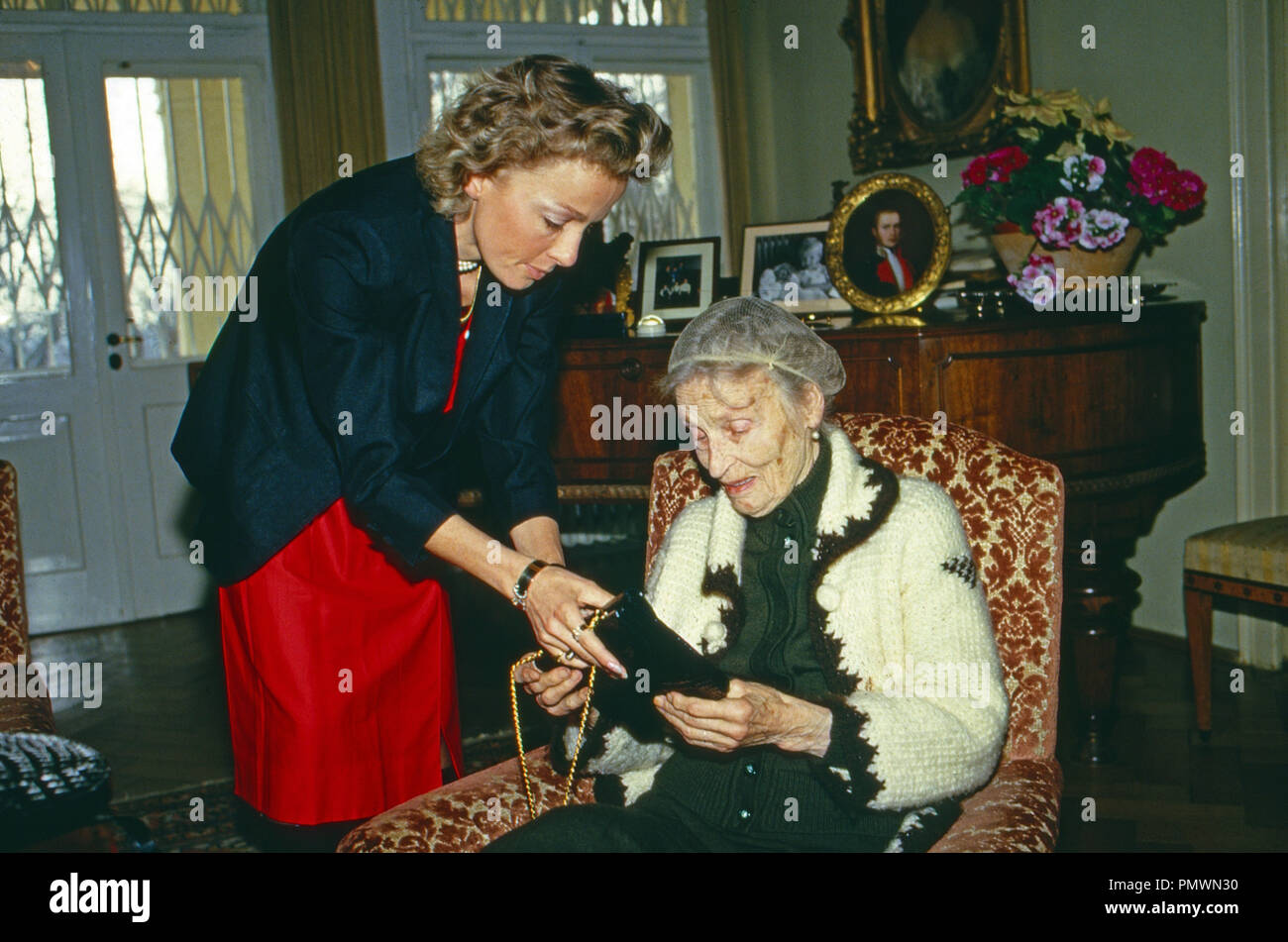 Erzherzogin Michaela von Habsburg mit ihrer Großmutter Zita, Österreich 1985. L'arciduchessa Michaela degli Asburgo con sua nonna Zita, Austria 1985. Foto Stock