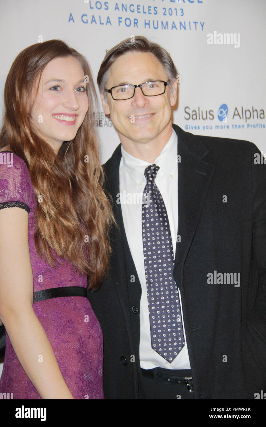 Elizabeth Valutazione, Nicholas Valutazione 01/11/2013 Cinema per la Pace della Fondazione Gala 2013 per l umanità in onore di Ben Affleck e l est del Congo iniziativa tenutasi presso il Beverly Hills Hotel di Beverly Hills, CA Foto di Izumi Hasegawa / HNW / PictureLux Foto Stock