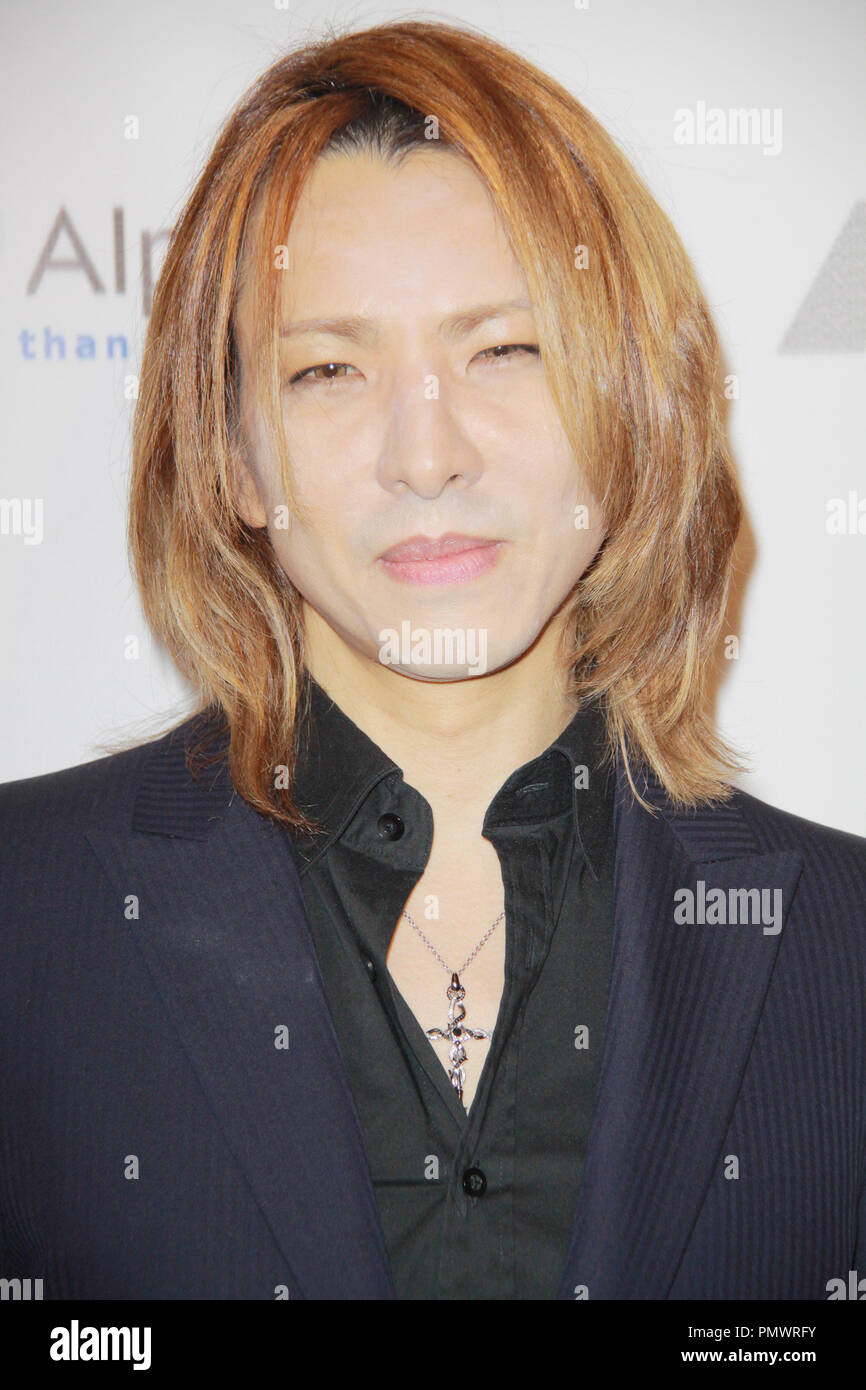 Yoshiki 01/11/2013 Cinema per la Pace della Fondazione Gala 2013 per l umanità in onore di Ben Affleck e l est del Congo iniziativa tenutasi presso il Beverly Hills Hotel di Beverly Hills, CA Foto di Izumi Hasegawa / HNW / PictureLux Foto Stock