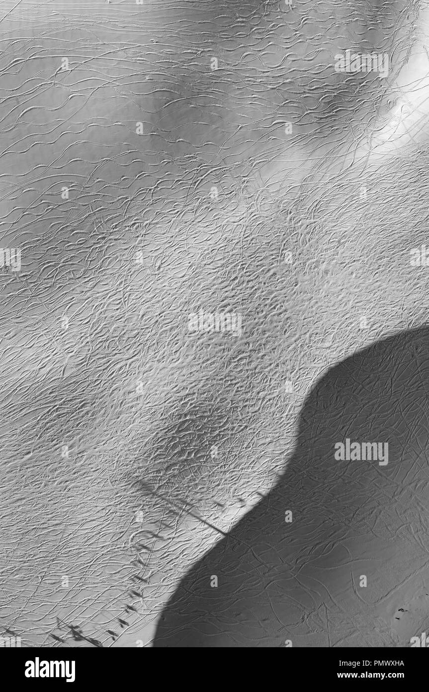 Vista aerea piste da sci in presenza di neve con gli sci, Hochjoch, Vorarlberg, Austria Foto Stock