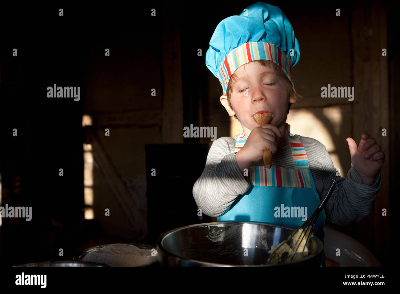 La ragazza di chef hat la cottura Foto Stock