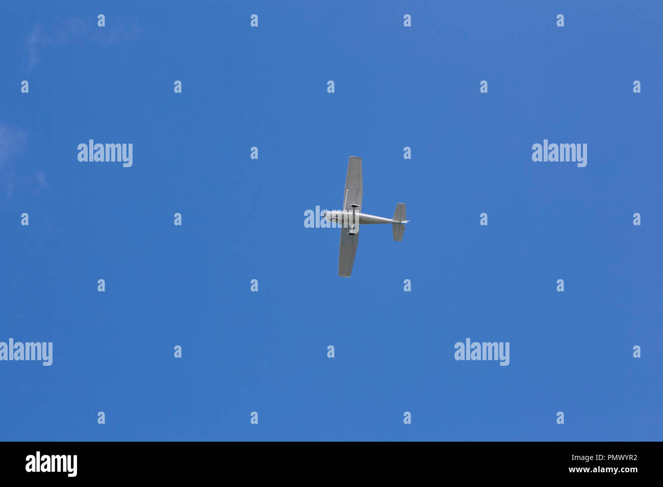 Basso angolo di vista aereo nella soleggiata cielo blu Foto Stock