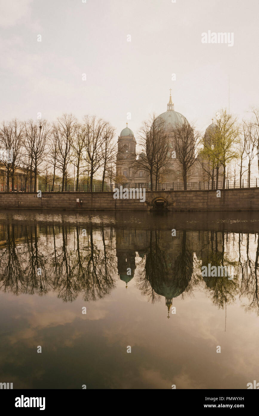 Cattedrale di Berlino lungo il tranquillo fiume Spree, Berlino, Germania Foto Stock