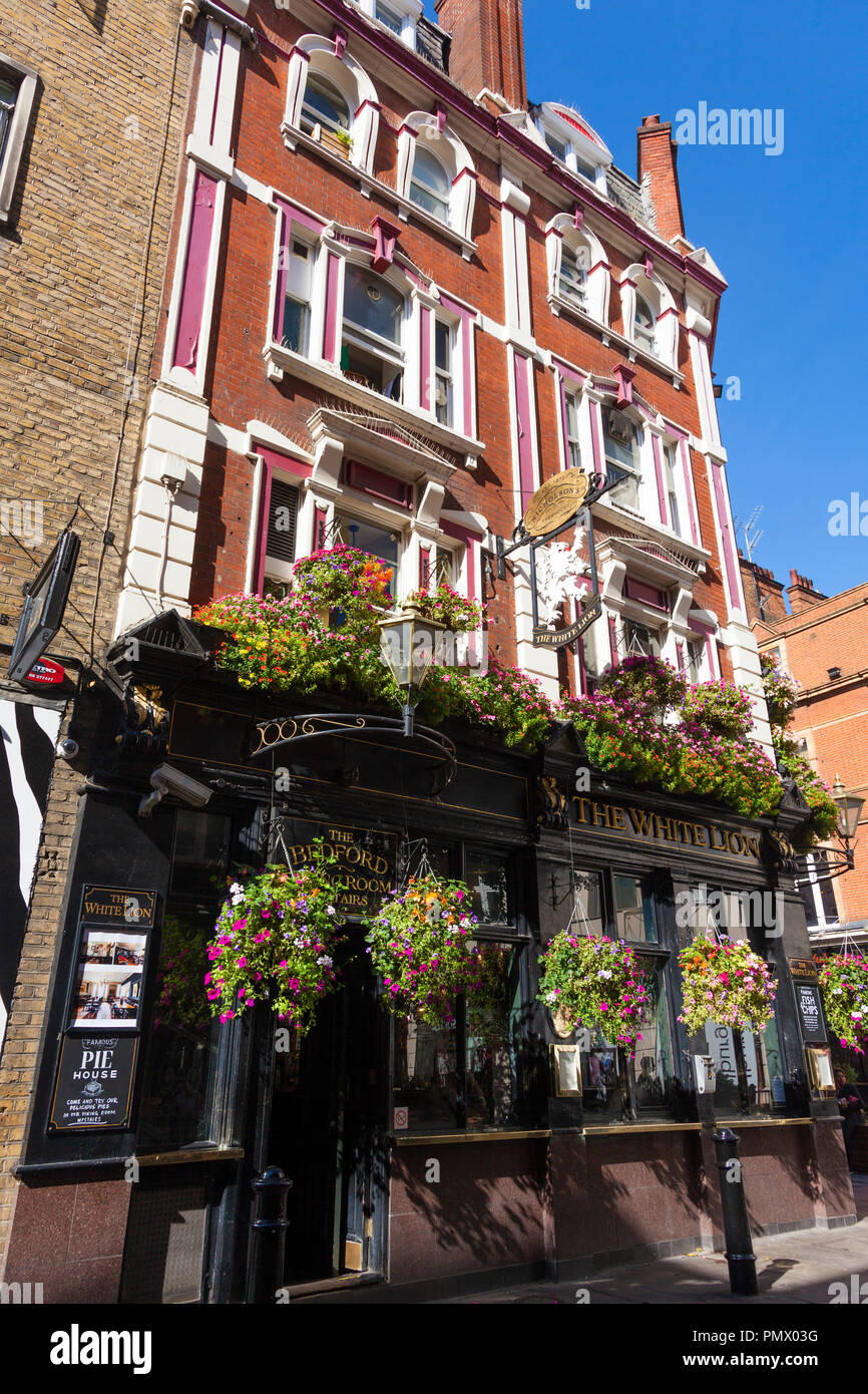 Il leone bianco, angolo di Floral Street e James Street, Covent Garden di Londra, Regno Unito. Parte di Nicholson pub catena. Foto Stock
