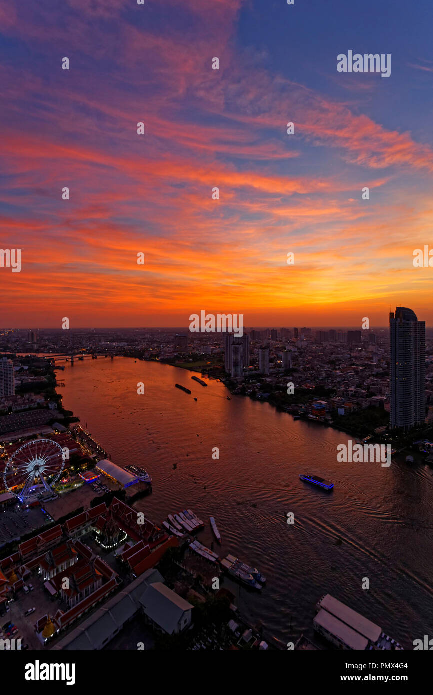 Un tramonto meraviglioso nel corso del fiume Chao Praya & Asiatique, Bangkok Foto Stock
